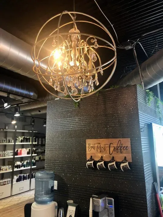 https://cdn.salonspotlight.com/photos/NiQnRlCr5qQfoPrvHJep/8b6eb47d-2613-44a8-8955-dedcd26248a0_720x720