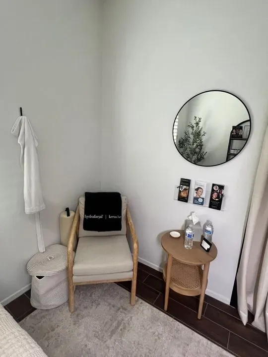 https://cdn.salonspotlight.com/photos/Nj5Q64ZwKDZA9D0ah0VP/3d854546-369e-46cf-b017-a5e5956b2ad0_720x720