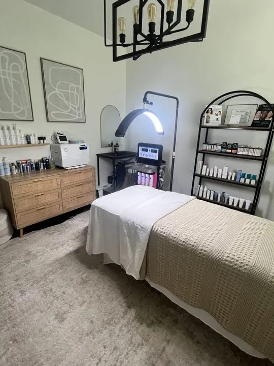 https://cdn.salonspotlight.com/photos/Nj5Q64ZwKDZA9D0ah0VP/d038246a-cecb-4565-a988-509fa71c21d2_720x720