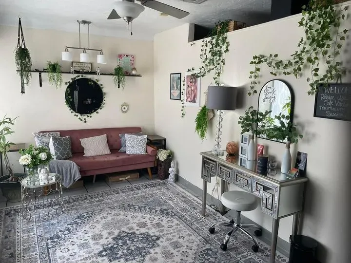 https://cdn.salonspotlight.com/photos/Nj89pTxJPQd72vUH9WZv/4db04a05-6c4b-4fc8-84c1-4ffa66358b4b_720x720
