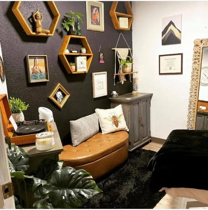 https://cdn.salonspotlight.com/photos/Nj89pTxJPQd72vUH9WZv/f7918fc0-97c5-4949-9359-ed3cca549816_720x720