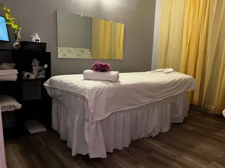 https://cdn.salonspotlight.com/photos/Nj9XVDkIeWXuCTDC0ZwT/ea8bee2c-4dd0-4ebb-a3b2-69a89ebdfccc_720x720