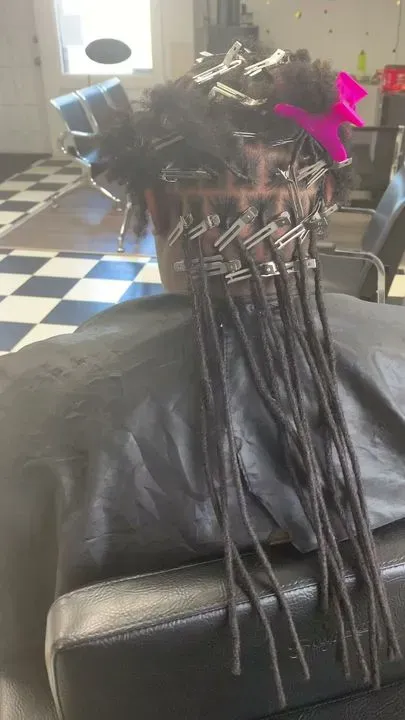https://cdn.salonspotlight.com/photos/NlELV7YjVKQSQraGDkiB/4a61423f-beaf-43ce-87b0-7f474fe45889_720x720