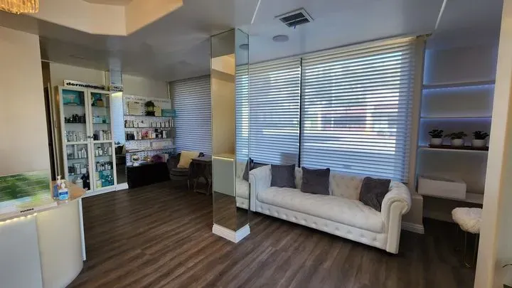 https://cdn.salonspotlight.com/photos/Nm2wNaStyN3yiLGUIiQQ/28a8d699-d381-487a-9de9-749ea4789276_720x720