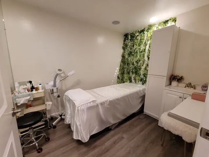 https://cdn.salonspotlight.com/photos/Nm2wNaStyN3yiLGUIiQQ/414f99a0-e869-4f68-be20-e6e3c4bd0118_720x720