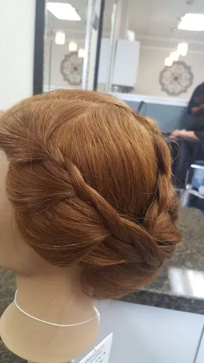https://cdn.salonspotlight.com/photos/NmFA67IHu7epz8XZQSJp/15495c85-3a34-4a3d-8002-e6a2413f075d_720x720