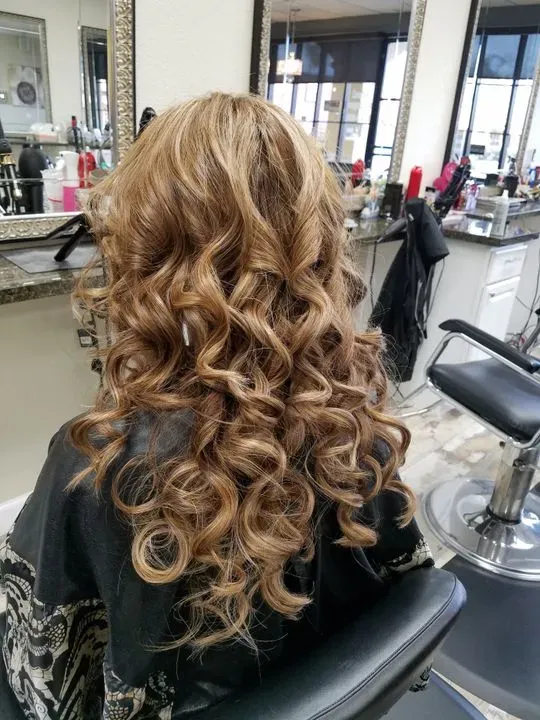 https://cdn.salonspotlight.com/photos/NmFA67IHu7epz8XZQSJp/f0b73f89-36a8-4e1e-b475-3f6b10c27d3e_720x720