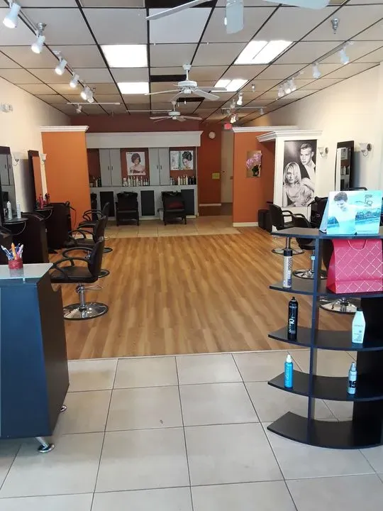 https://cdn.salonspotlight.com/photos/NmKvkt5EyDo9TjG3D2Pq/65dbb4b0-0475-4f8e-9c62-b1b0fdb253d7_720x720