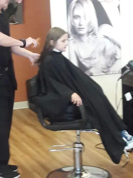 https://cdn.salonspotlight.com/photos/NmKvkt5EyDo9TjG3D2Pq/fc06dca0-c9c3-499c-b128-4b94ee5204a2_720x720