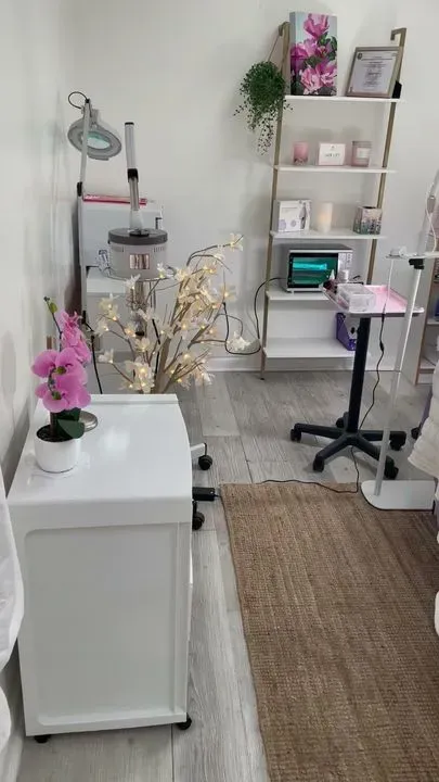 https://cdn.salonspotlight.com/photos/NnEjsPdCmnW2dQWcAbZ3/691df7ea-aaf2-4ee2-9393-e63812b46832_720x720