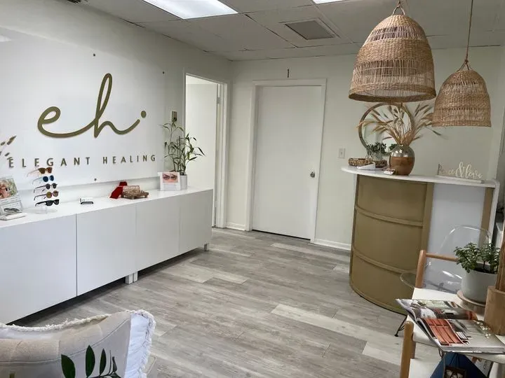 https://cdn.salonspotlight.com/photos/NnEjsPdCmnW2dQWcAbZ3/c6711f1d-793c-4967-9f25-3ea7873a0590_720x720