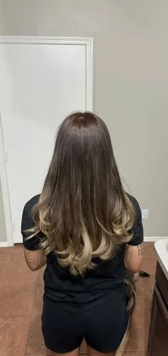 https://cdn.salonspotlight.com/photos/NnKrQuZbsxlf9jkRPX4w/0b9388ef-0e10-4e8c-9d43-fa3161961b21_720x720
