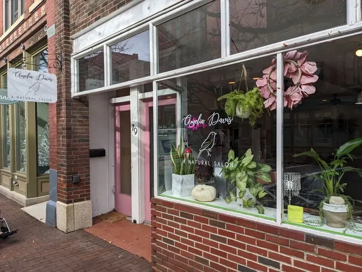 https://cdn.salonspotlight.com/photos/NntobbvDikdEAe0Zz7wU/0ab32a5d-00a0-4a31-a3c2-48a29fbdd8ab_720x720