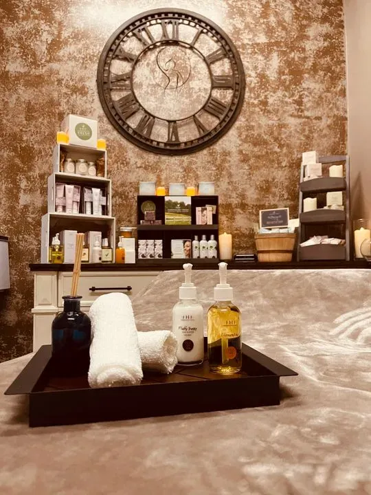 https://cdn.salonspotlight.com/photos/NqsVh1Rv3gj5bccJLrER/7ac80ccb-c4cc-403f-afcf-748f0cf7b3d3_720x720