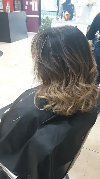 https://cdn.salonspotlight.com/photos/NvByssbOgcUigib2cNUv/e2bcf9a8-bf6d-4cb6-980e-3e39d3bbcc7a_720x720
