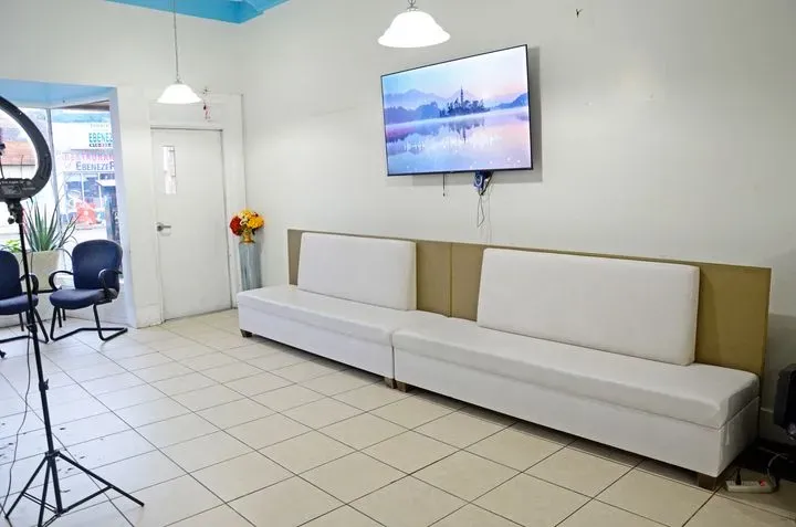 https://cdn.salonspotlight.com/photos/NxCiTaf4ZnoSzousYuCY/0788f1af-a60b-4652-acb0-f3d118948e47_720x720