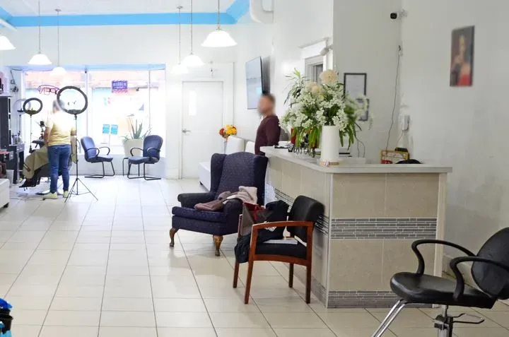https://cdn.salonspotlight.com/photos/NxCiTaf4ZnoSzousYuCY/350c3058-663d-4899-8a49-ba5e2967a54a_720x720