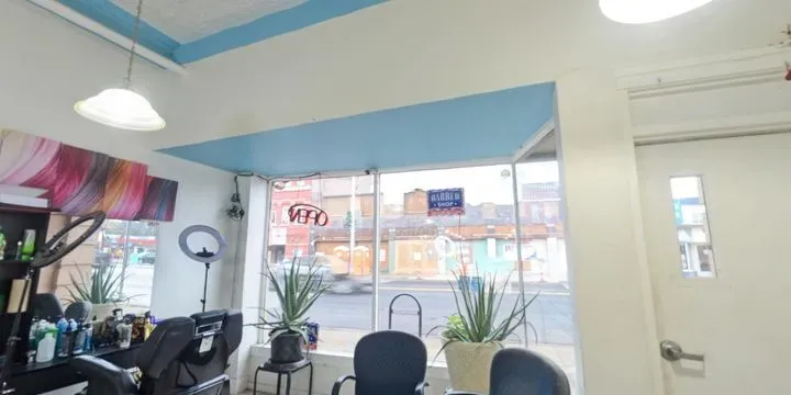 https://cdn.salonspotlight.com/photos/NxCiTaf4ZnoSzousYuCY/3520f9f2-90fd-4324-88b1-b85106a9036e_720x720
