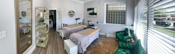 https://cdn.salonspotlight.com/photos/NycgNvshYVZSHpU3QkdB/7ad643ff-107a-4ba5-b325-21b84799a61a_720x720