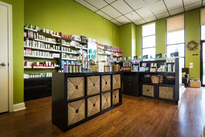 https://cdn.salonspotlight.com/photos/NzWDhTuxyhXo8ywE4ivJ/53642a32-92d7-46bf-a8b1-5639604887f5_720x720