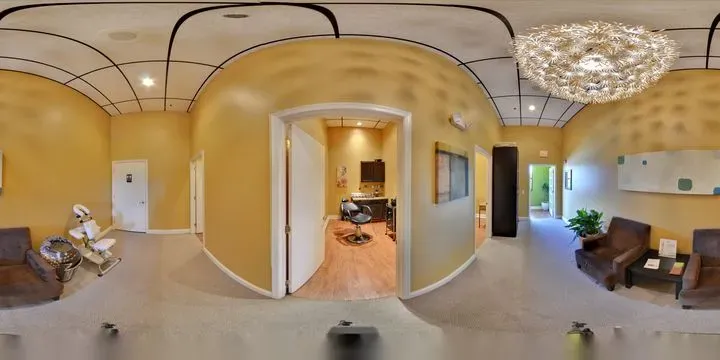 https://cdn.salonspotlight.com/photos/NzWDhTuxyhXo8ywE4ivJ/9a2b1aab-f3da-42f4-9660-1e3af920c127_720x720