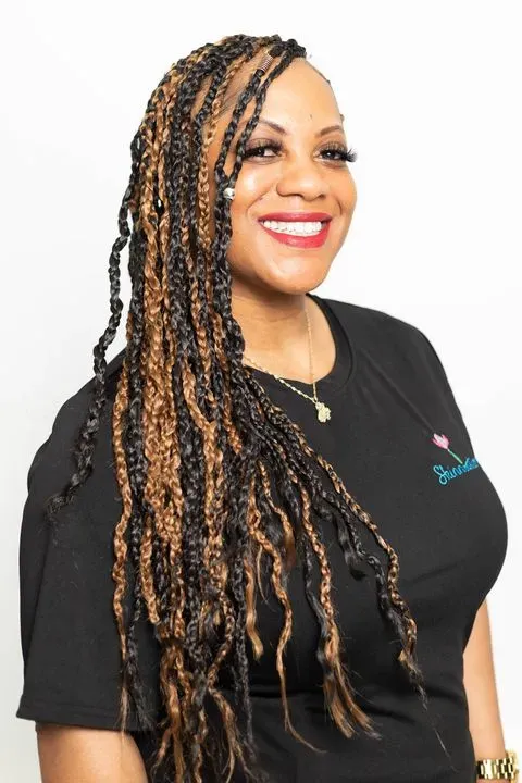https://cdn.salonspotlight.com/photos/O0FN1VT1niHULfe5yeq1/738e550c-8d71-4ceb-8af6-92d09a3281d7_720x720