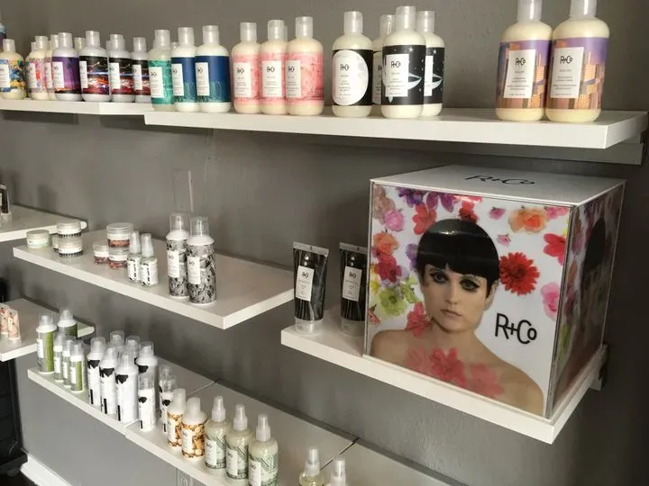 https://cdn.salonspotlight.com/photos/O1KUNeB09jxhKMuz05rV/347dffb4-e5b8-4fe8-ab7a-9e0b1fe59385_720x720