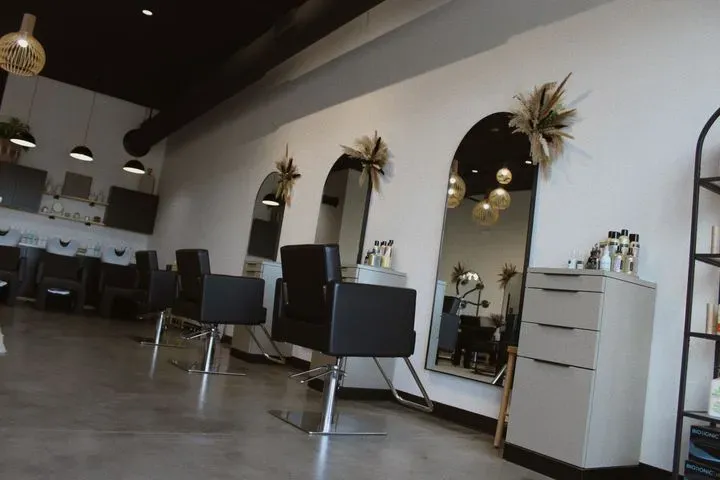 https://cdn.salonspotlight.com/photos/O5rxzDZPVnJjLseKKuxN/5b5483cc-b339-41ff-853e-f45bccf5d140_720x720