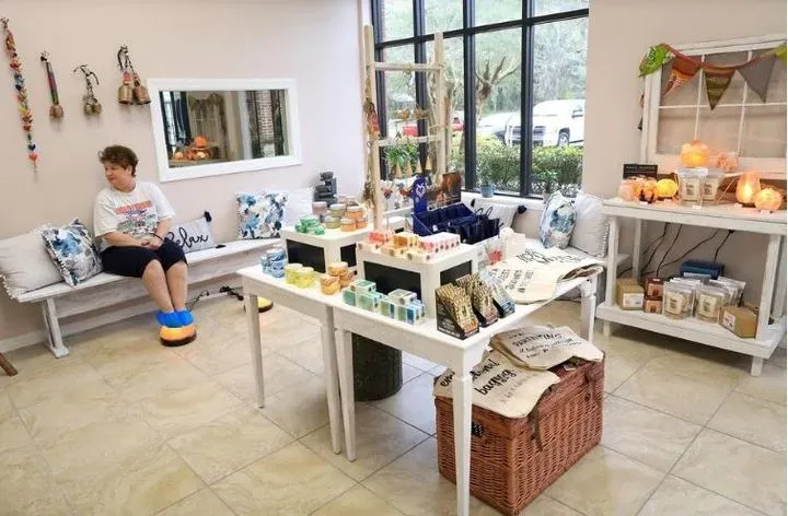 https://cdn.salonspotlight.com/photos/O6EvjusweuRmyrGNOr5j/d334500c-294e-47f2-80ba-e5431a115f81_720x720