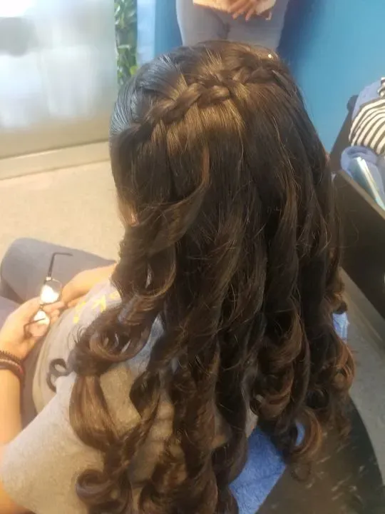 https://cdn.salonspotlight.com/photos/OAgd80G16DK8yymAlKGh/e9b3c308-fa1f-493b-a4a4-db33fc560680_720x720