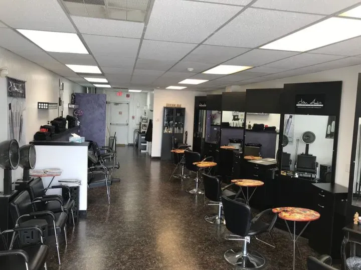 https://cdn.salonspotlight.com/photos/OBgLUPzg1dldprTpk2Z8/d6a45730-9ae4-44bf-a78a-498133e591fb_720x720