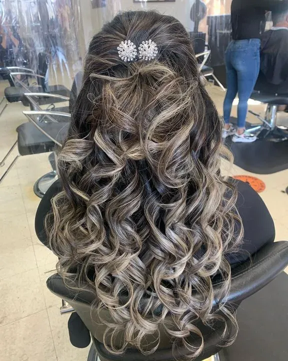 https://cdn.salonspotlight.com/photos/OEeLLfEc8ItkqlIRUPHs/360458d1-9efa-4616-880a-f40bb9f2de90_720x720