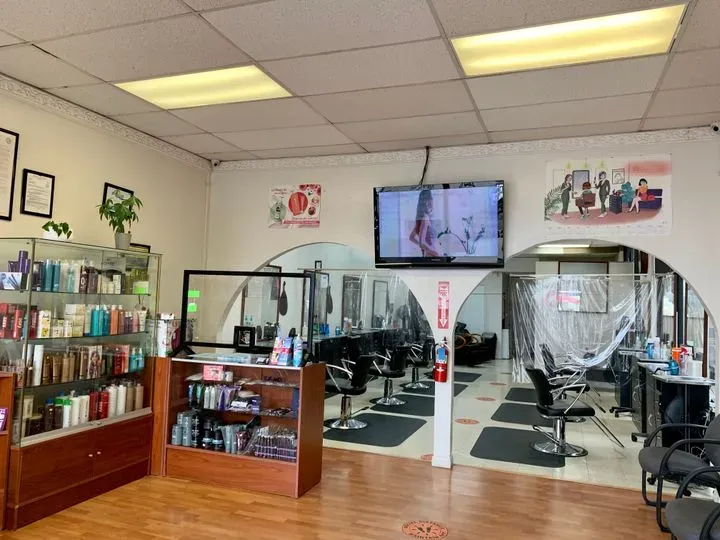 https://cdn.salonspotlight.com/photos/OEeLLfEc8ItkqlIRUPHs/5ac96849-2d2d-4ae8-b131-d70eea6c3605_720x720