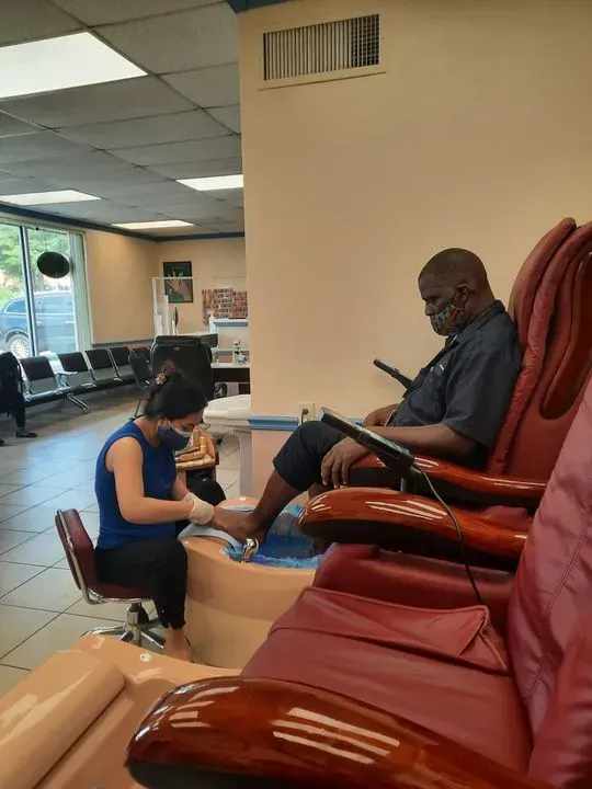 https://cdn.salonspotlight.com/photos/OFi2w0O3wgJswXnT6Mc0/dd46beaa-4a5d-457c-9f28-e18622c6d3c6_720x720