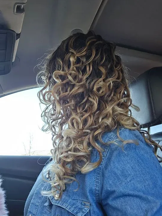 https://cdn.salonspotlight.com/photos/OGwp86HfvSWRsOcgWHhD/2cad4bf7-0a36-4566-8b2a-5d3a52f6e7d6_720x720