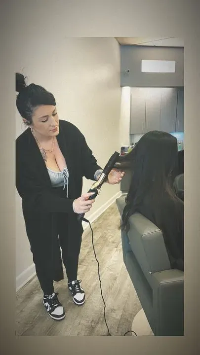 https://cdn.salonspotlight.com/photos/OJiskn8rpwvHjkPGo7WQ/a7336969-4e29-4503-a25a-924ef3131836_720x720