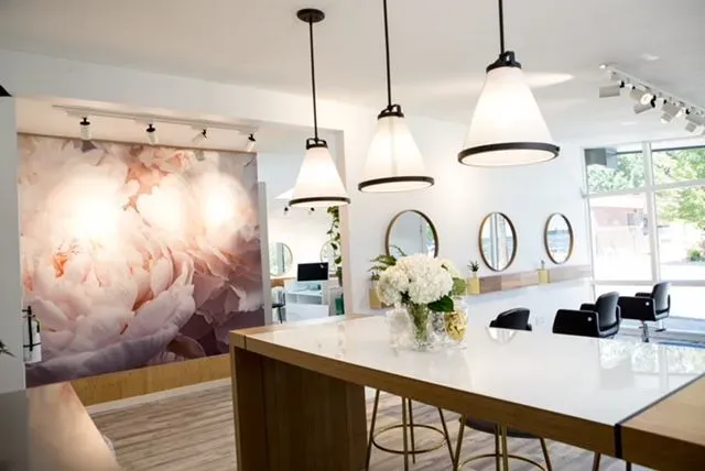 https://cdn.salonspotlight.com/photos/OJr3FKqGdvALq2SWT4Rj/4e5a2b73-d489-4beb-a158-8bdc621d7531_720x720