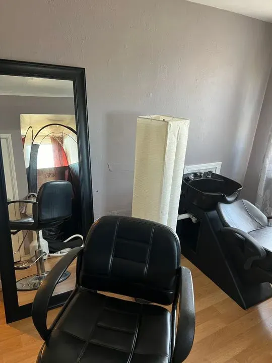 https://cdn.salonspotlight.com/photos/OLHbj669T7KINqerKH51/cb2a6e0b-e55e-4c03-9188-b3d60d0e3472_720x720