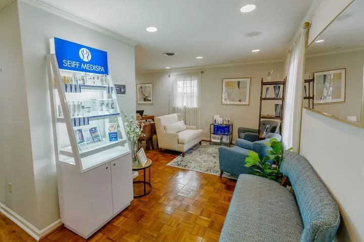 https://cdn.salonspotlight.com/photos/OLjOnjiceNDdc3XocKYV/458d2fd4-538e-4eec-a7d0-0a18f110a545_720x720