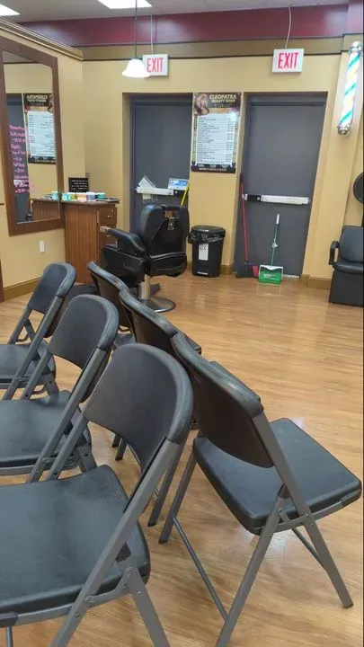 https://cdn.salonspotlight.com/photos/OM61cybs3wkV5qBbdOuJ/59fa92f4-482a-4f32-9b55-3cbf09f1473e_720x720