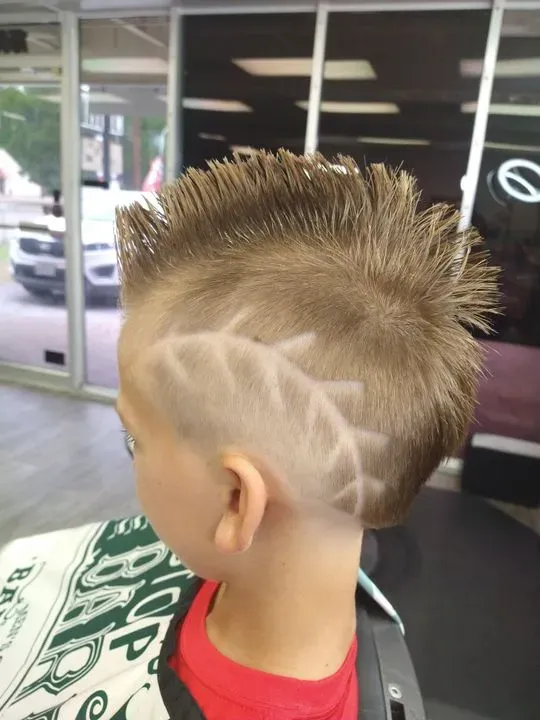 https://cdn.salonspotlight.com/photos/OMBixR5gaVXo5SOEznls/1f7eedaa-8fc1-49bd-9049-25c758c3d041_720x720