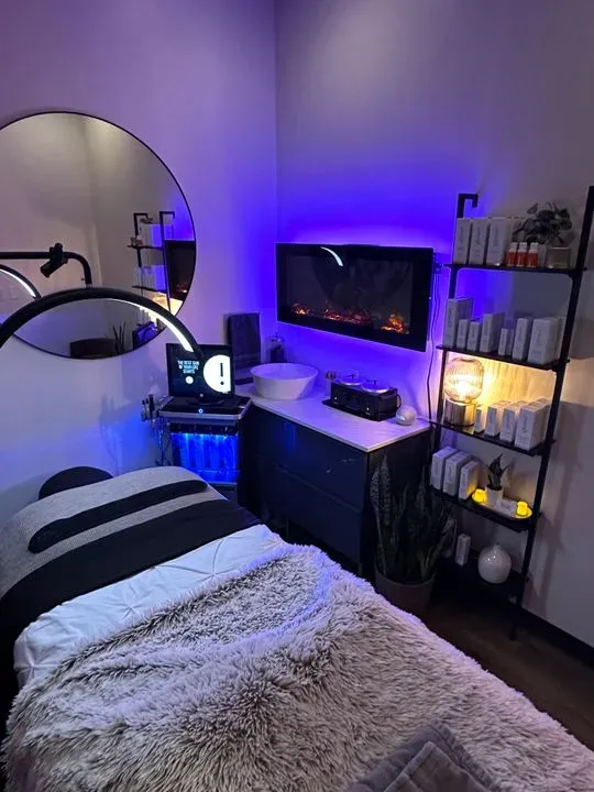 https://cdn.salonspotlight.com/photos/ONfqtaRcSvIg4ii1jKLH/b82b81a5-1b33-44ed-88a5-1be47c20eea6_720x720