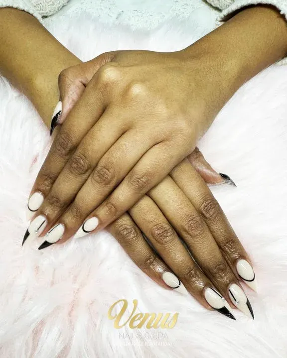 https://cdn.salonspotlight.com/photos/OPC7VBY4qD7H5nfHKBPA/c414f127-1129-46fb-b3df-9015cab41ac7_720x720