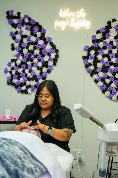 https://cdn.salonspotlight.com/photos/OTS07zTme3ECmEmwU8jO/0e2fc077-c778-4557-b13f-d32bb96abb74_720x720