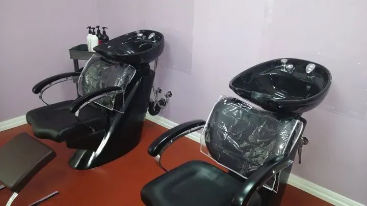 https://cdn.salonspotlight.com/photos/OVfUXASRa6IrOar5e6fr/cc8049b4-4e0a-4b37-add3-15d3d7d623fd_720x720