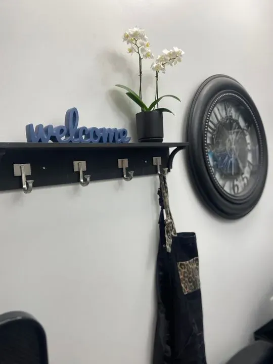 https://cdn.salonspotlight.com/photos/OWmsrhpFY4CGTqBlLtNw/b929a8c8-bb92-4f82-8c11-5353407c322e_720x720
