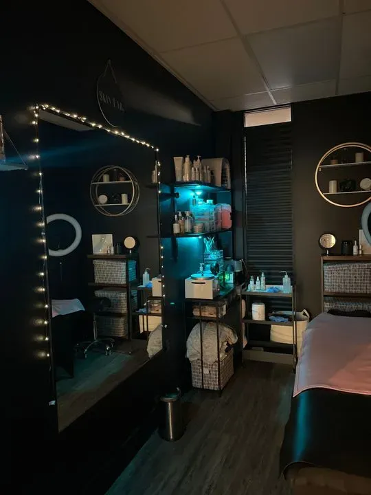 https://cdn.salonspotlight.com/photos/OXuJTh8yvIupI4jP5JAt/6f4233e0-98a5-4be9-8e51-50976630120f_720x720