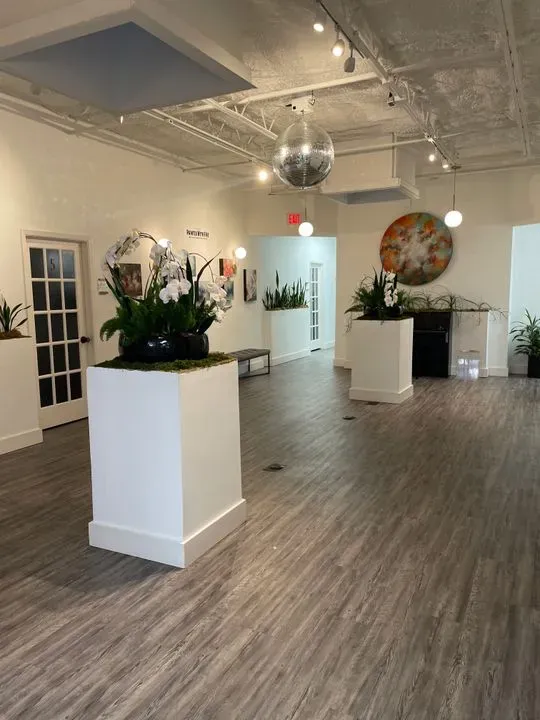 https://cdn.salonspotlight.com/photos/OXuJTh8yvIupI4jP5JAt/88849fb8-b42b-47ee-a7d6-00f09f7bda90_720x720