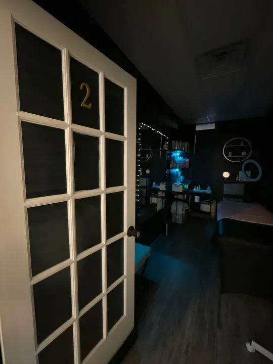 https://cdn.salonspotlight.com/photos/OXuJTh8yvIupI4jP5JAt/91b2e81c-8619-46a1-9fda-0e0ede0cd024_720x720