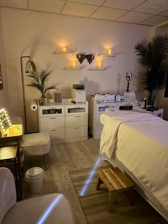 https://cdn.salonspotlight.com/photos/OYKsTHniLzTl5iEso5BA/32fdaaf0-cec3-498d-9c10-28a07e43880e_720x720